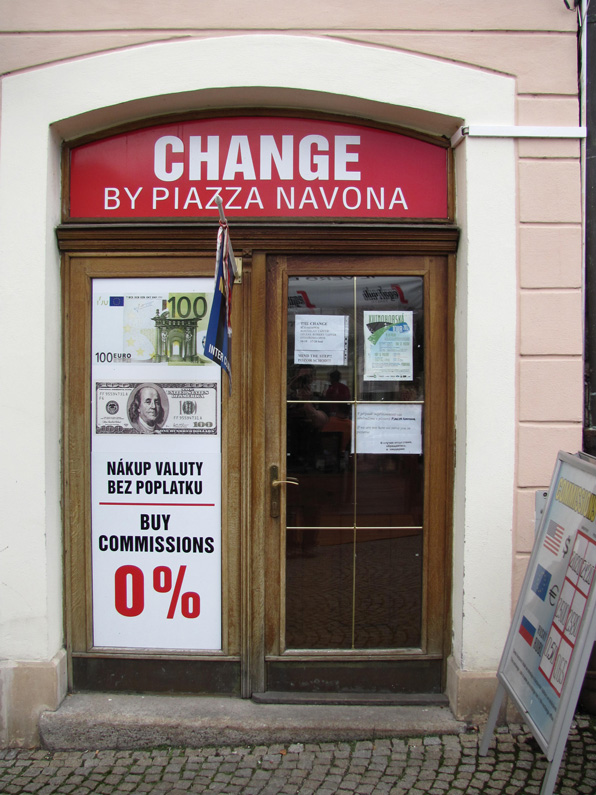 Vchod do směnárny Piazza Navona vedle restaurace