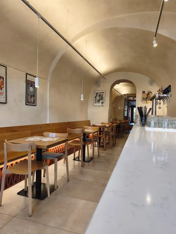Klenutý interiér restaurace