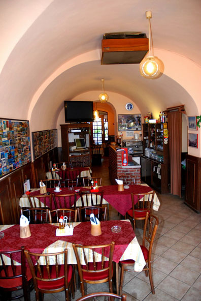 Klenutý interiér restaurace
